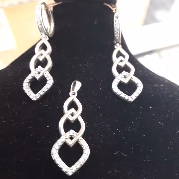 نیمست نقره ، گوشواره و پلاک بسیار شیک و جذاب ی کار خاص و زیبا با رادیوم مرقوب  و عالی