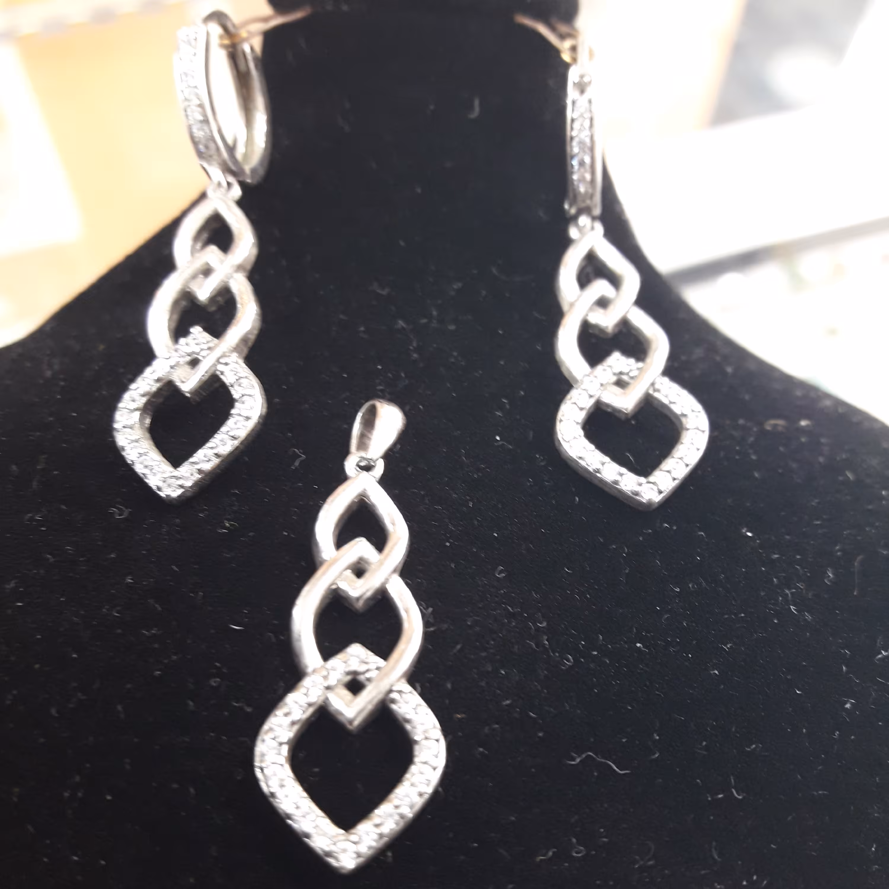 نیمست نقره ، گوشواره و پلاک بسیار شیک و جذاب ی کار خاص و زیبا با رادیوم مرقوب  و عالی