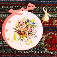 تخته سرو  و تابلوی چوبی هیچ طرح بهاری صورتی و سفید برای یک پذیرایی لوکس و شاعرانه
