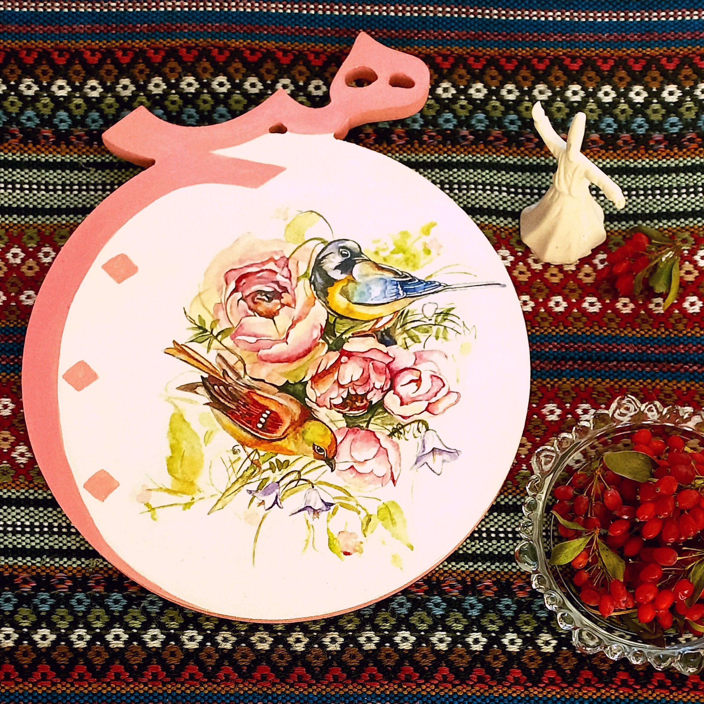 تخته سرو و تابلوی چوبی هیچ طرح بهاری صورتی و سفید برای یک پذیرایی لوکس و شاعرانه