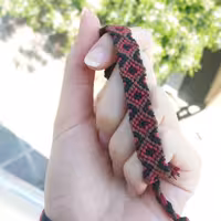 دستبند طرح یخمکِ گوزن آبی، قهوه ای و قرمز مایل به زرشکی