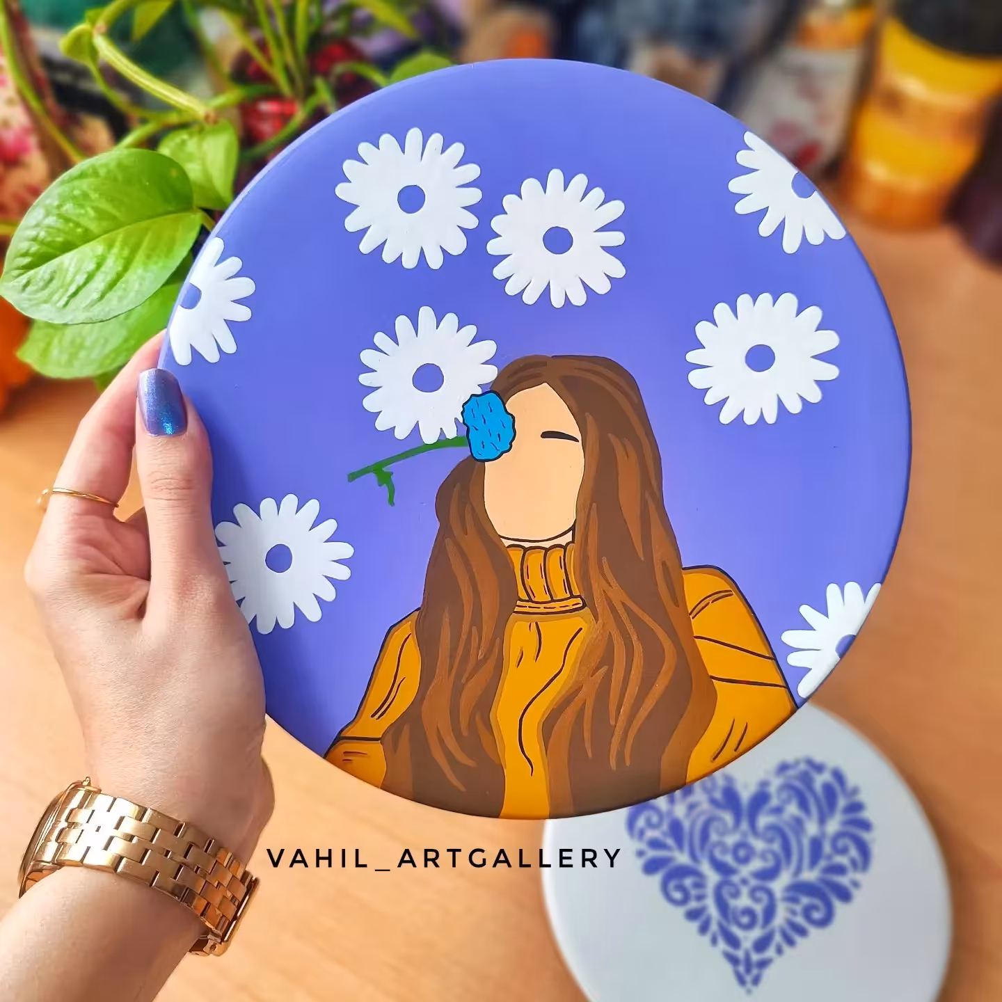 تابلو دکوراتیو و بشقاب دیوارکوب سفالی دختر بابونه ای بنفش مجموعه دو عددی 