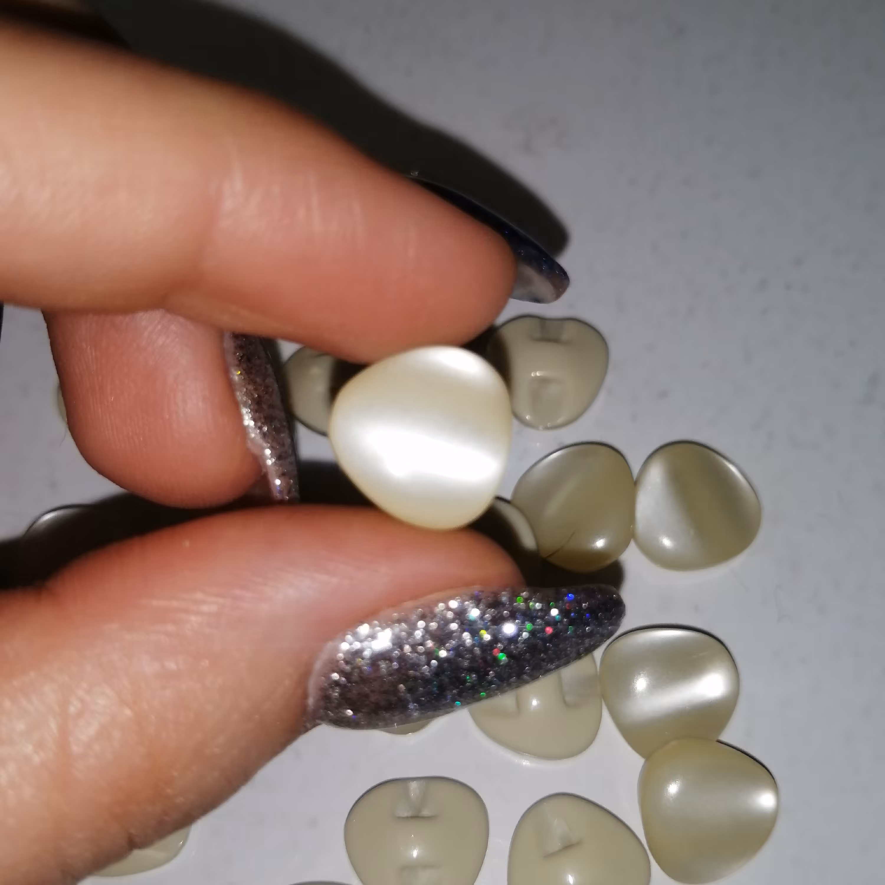 دکمه لباس کرمی کوچک مثلث  اکلیلی شیشه ای  ،بسته 5 عددی  