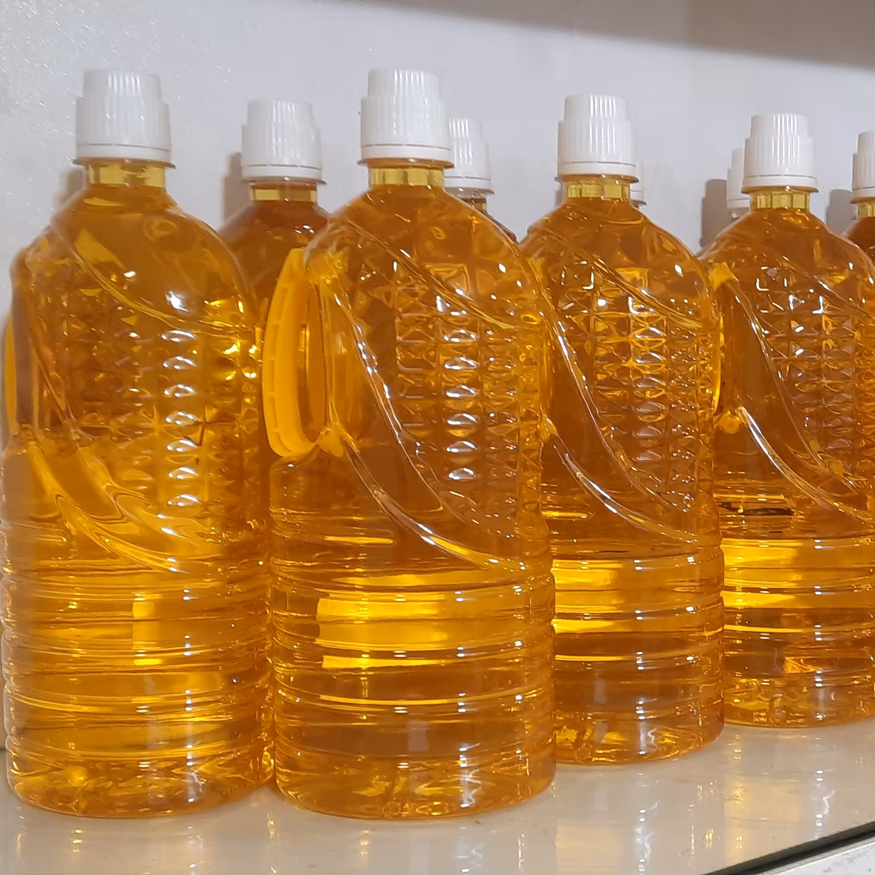 روغن کنجد یک لیتری روغنگیری شده با دانه قهوه ای و بدون طعم تلخی به شیوه پرس سرد 