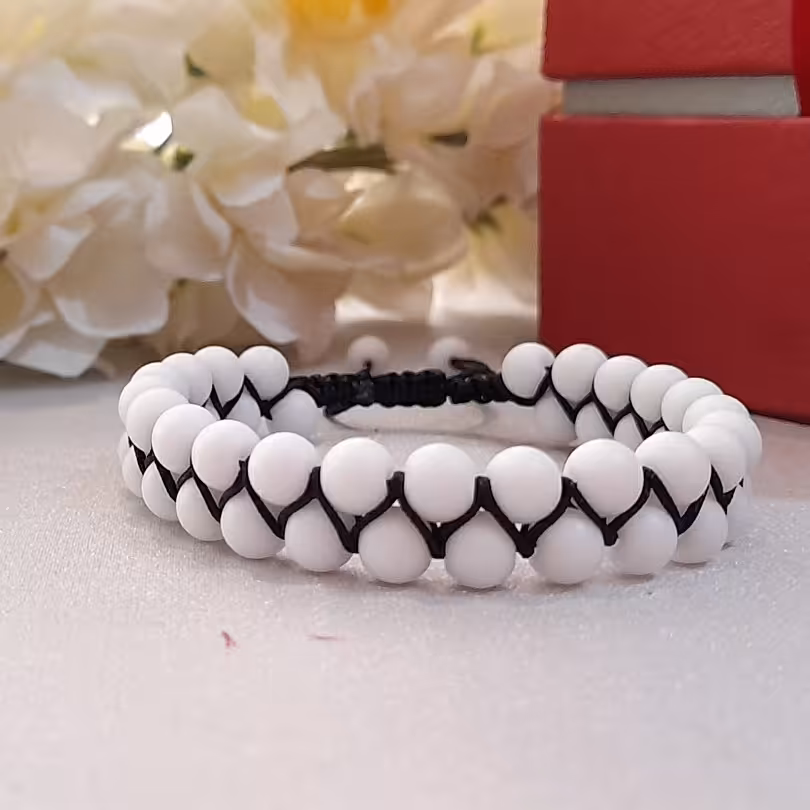 دستبند دو ردیفه اونیکس سفید مات خیلی شیک و زیبا با یک بافت خوشگل