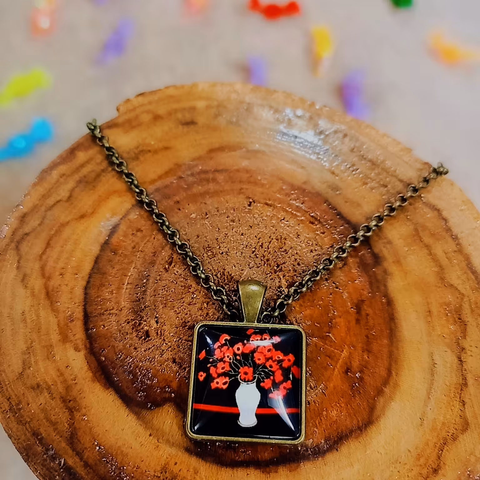 گردنبند رزینی. طرح گلدان گل