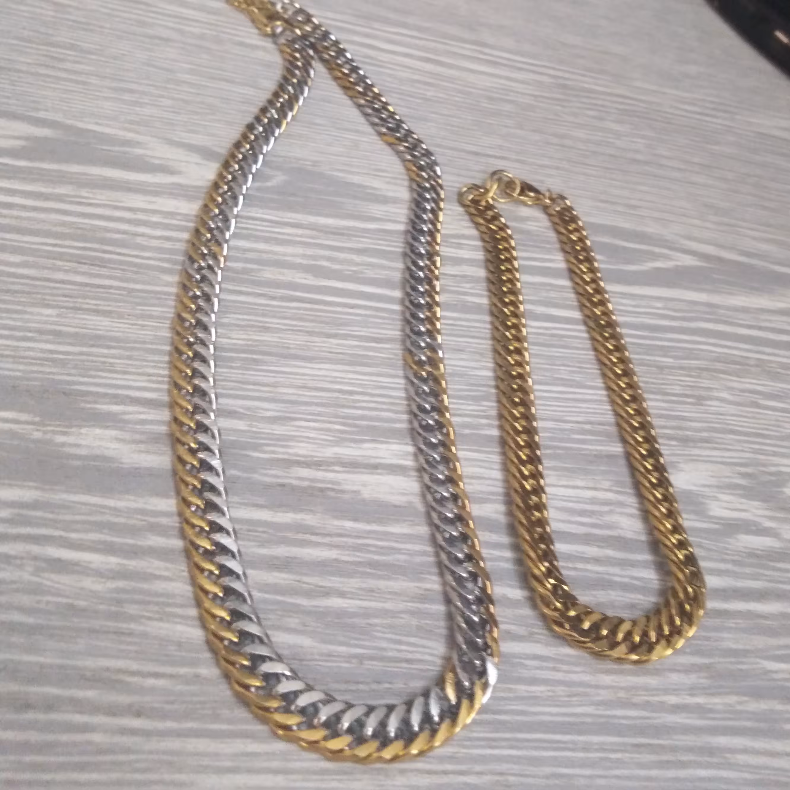 گردنبند، زنجیر کارتی، استیل، رنگ ثابت، زیبا، نسبتا سبک، هدیه مناسب برای خانمها و جوانان و نو جوانان 