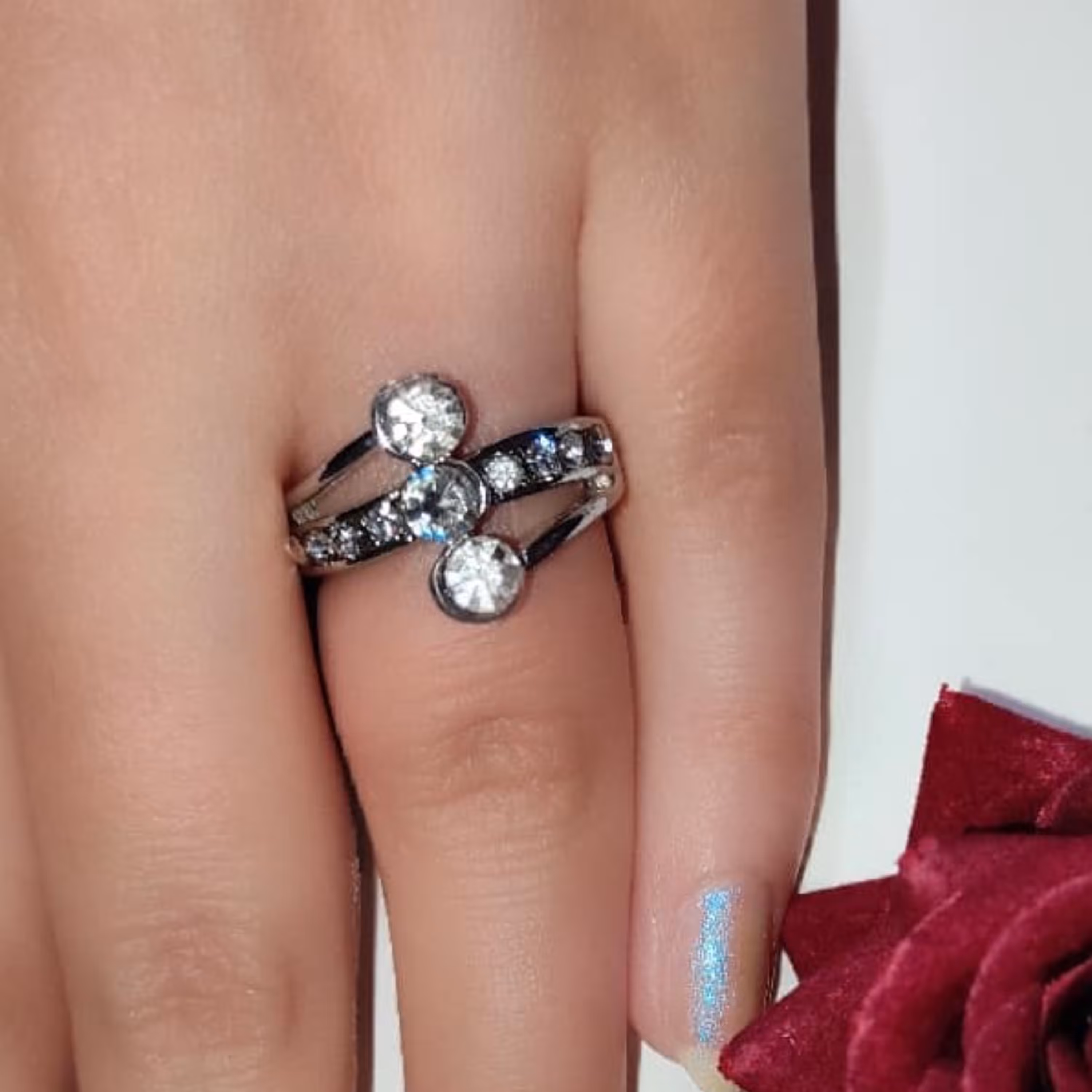 انگشتر سفید طرح سه نگین