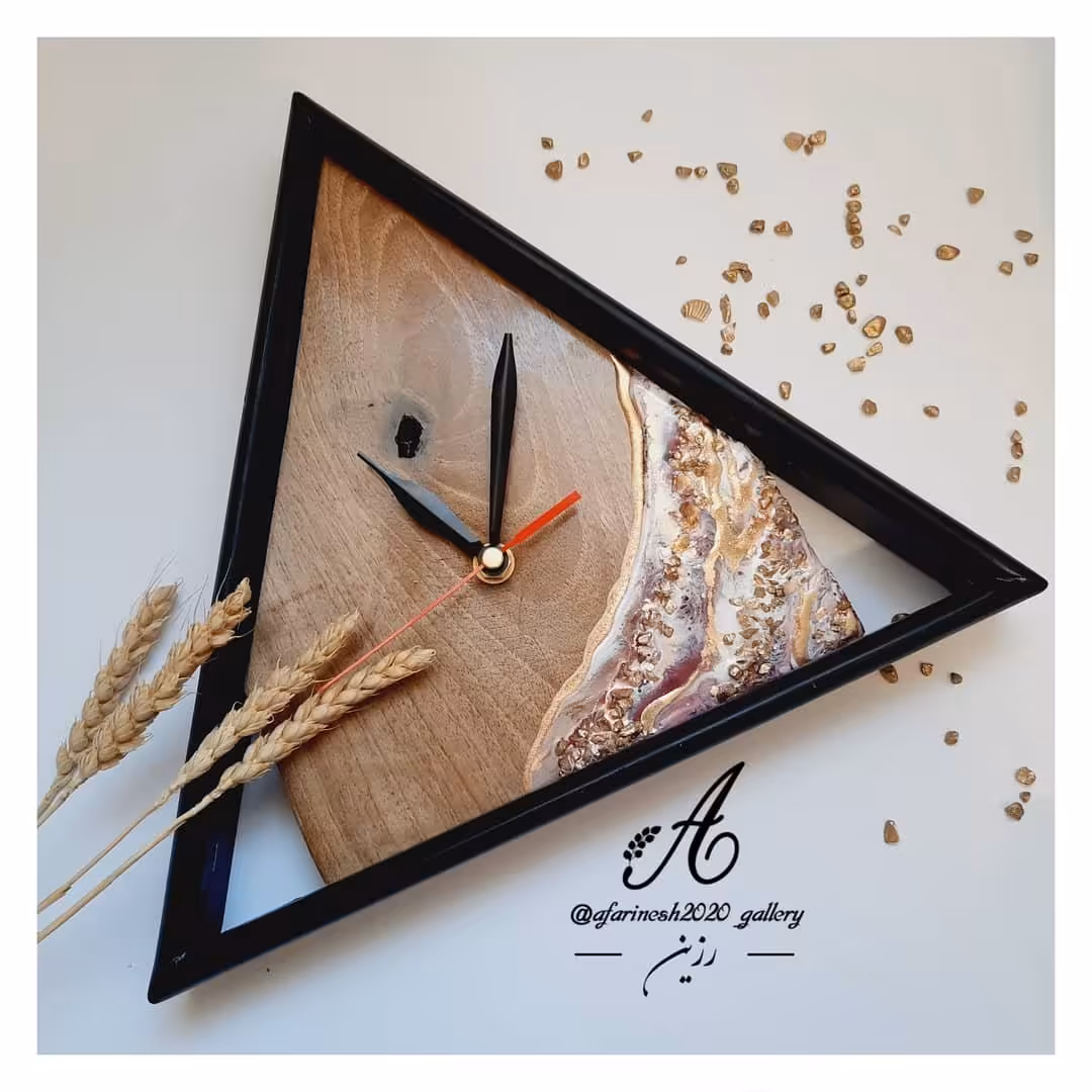 ساعت دیواری و رومیزی طرح مثلثی