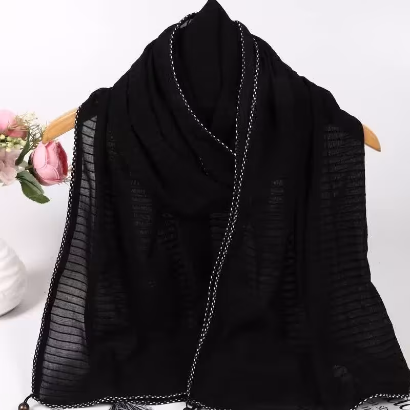 شال مشکی پلیسه دور بخیه 