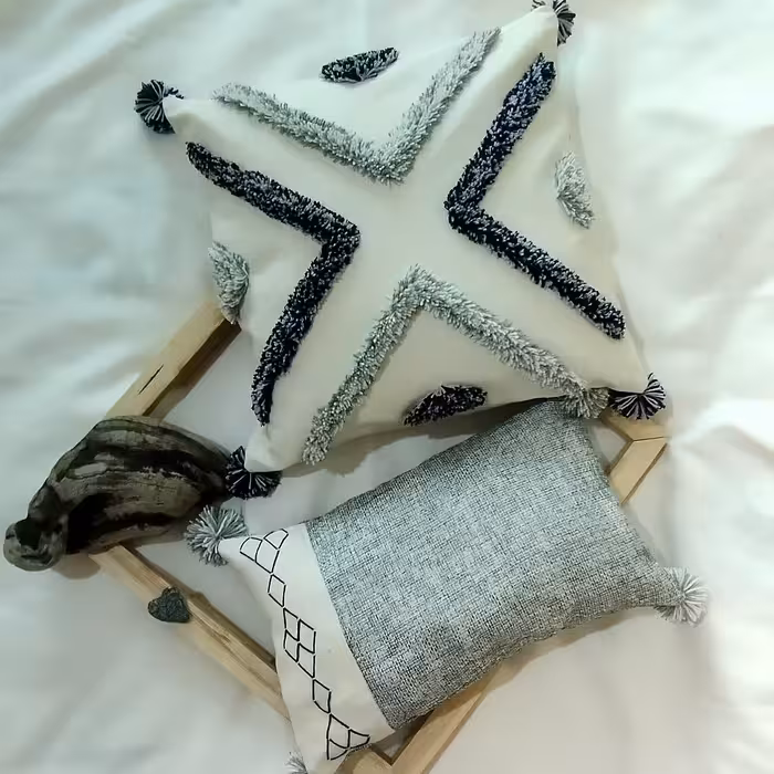 ست کاورکوسن مخملی شده پانچدوزی پارچه الیاف طبیعی و کاموا مرغوب دارای استر و زیپدوزی شده دارای منگوله 