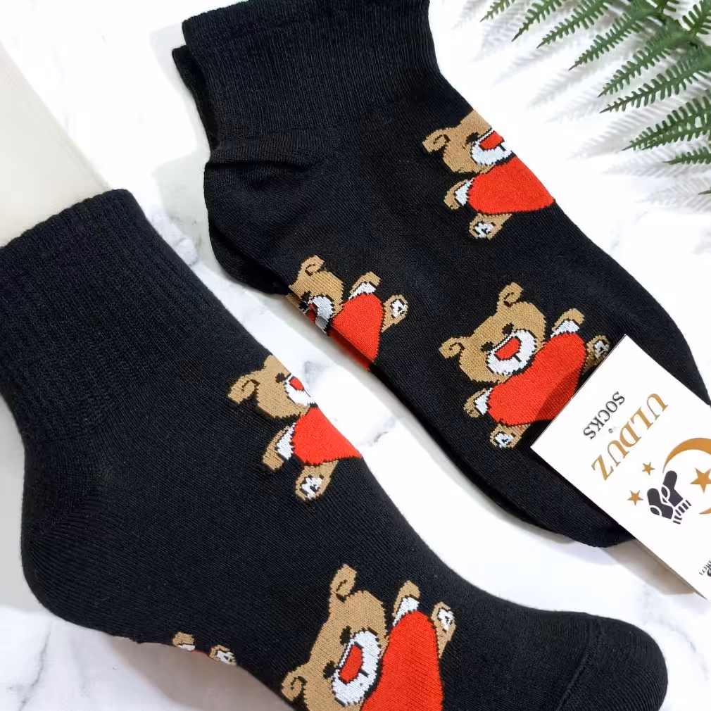 جوراب نیم ساق کش انگلیسی
این جوراب روش حالت بافت ریز نرم داره که باعث میشه پا داخلش راحت باشه و عرق نکنه