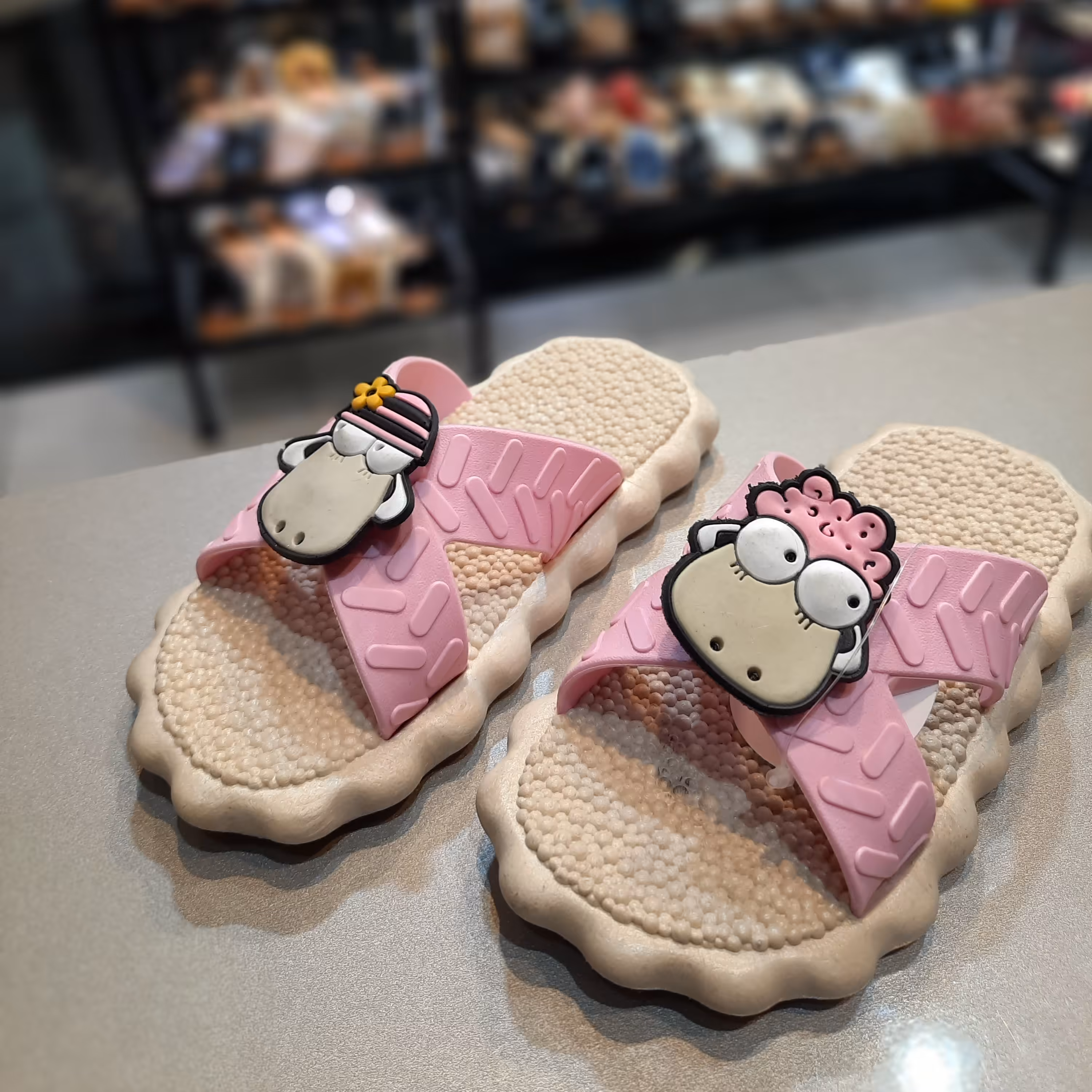 دمپایی بچگانه فانتزی برند نیکتا با کد 304 بره در رنگ صورتی و سفید سایز بندی 26 تا 29