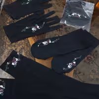 ست جوراب و ساق دست و ماسک و دستکش گلدوزی  طرح 5 گل بادمجونی