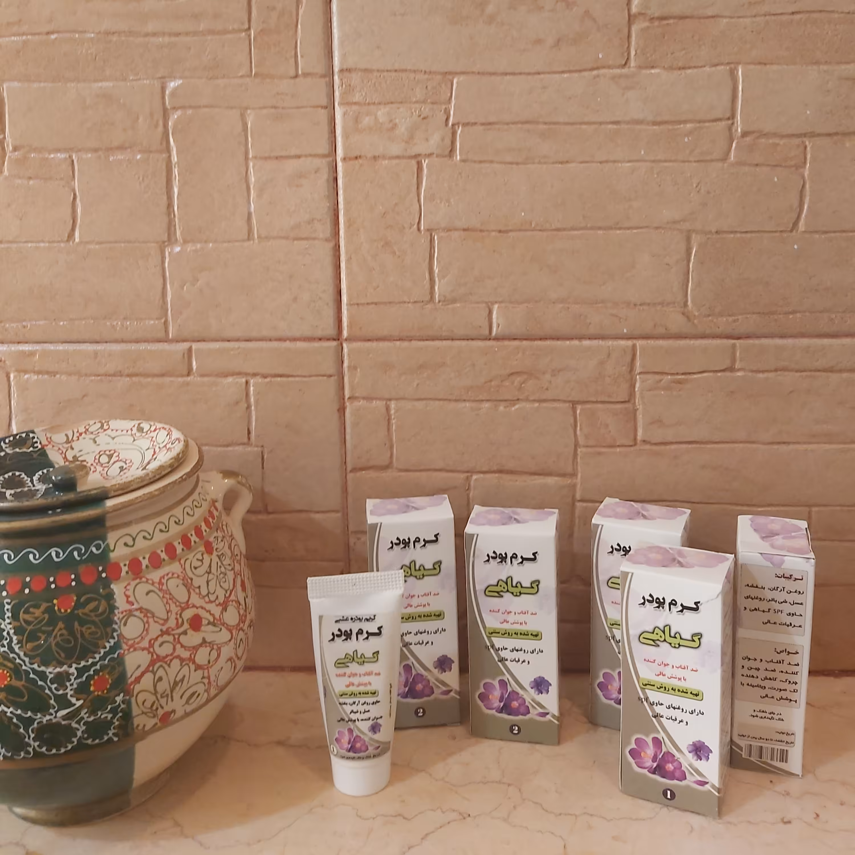 کرم پودر   (شماره  2  مناسب  پوست های  روشن ) حاوی روغن های گیاهی پوشش دهی بالا مناسب پوست های خشک نرم کننده پوست