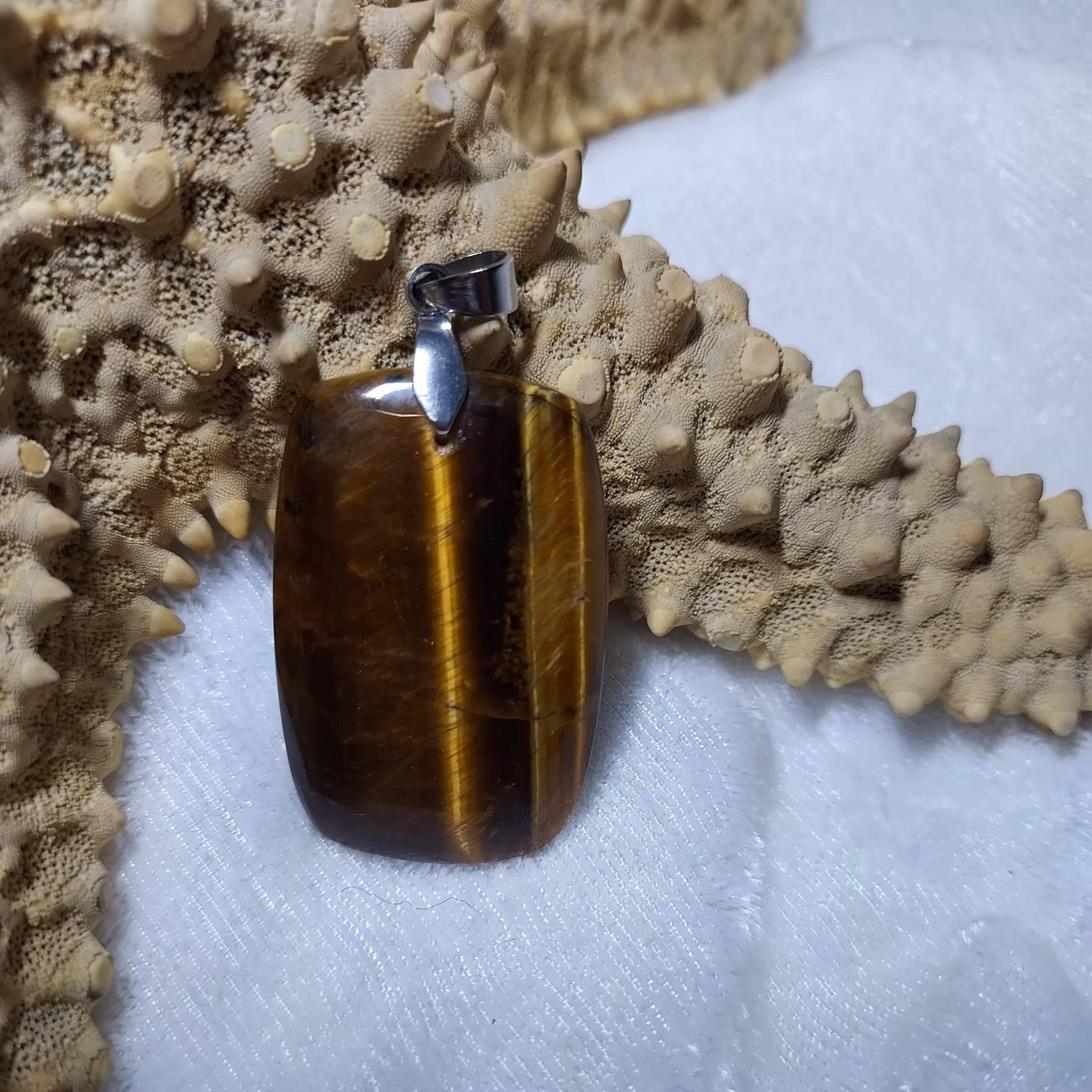 نگین چشم ببر طبیعی تراش مستطیل دارای پدیده زمین شناسی با گیره مناسب آویز گردنبند 