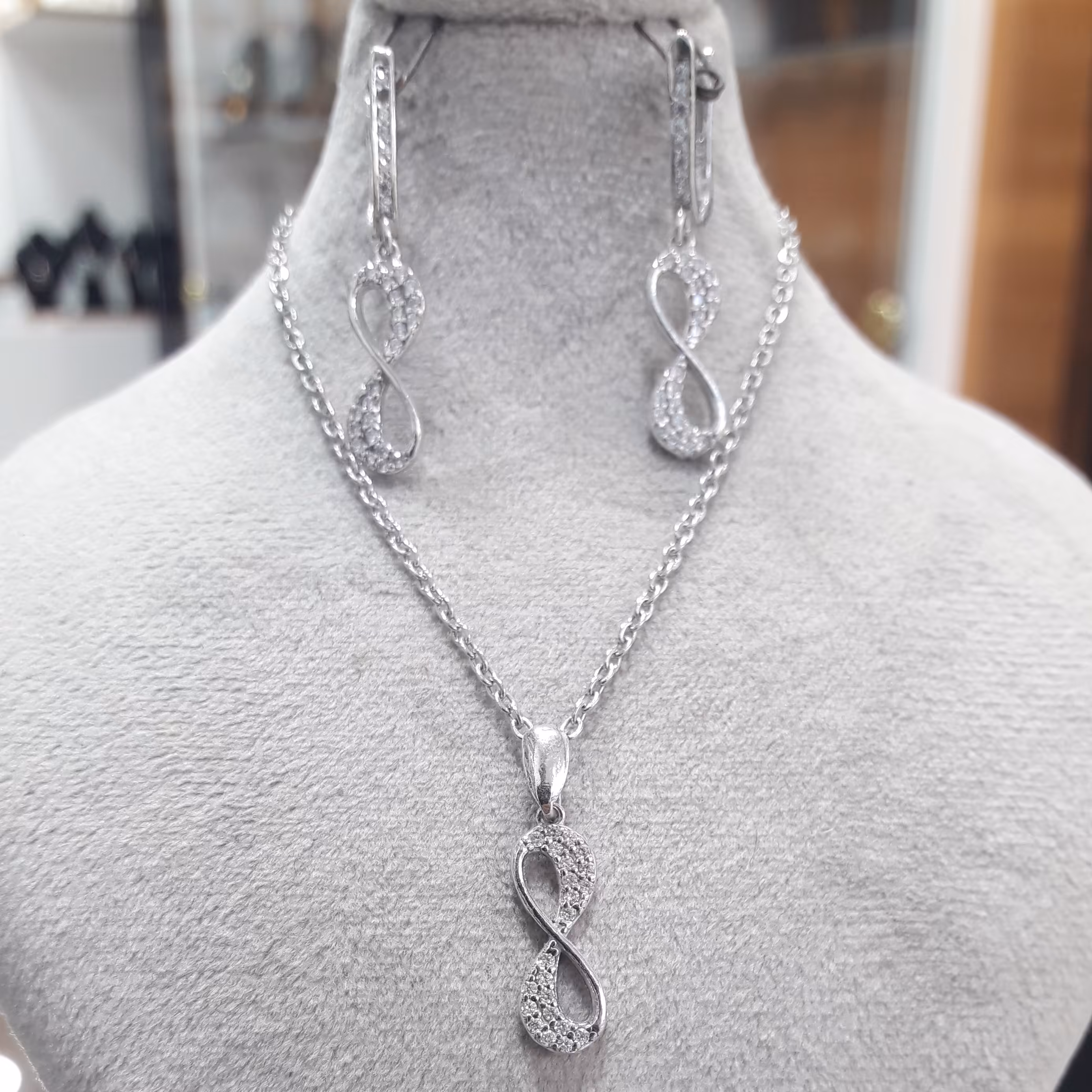 نیم ست نقره بی نهایت ، رادیوم کاری با کیفیت و عالی همرا ه با زنجیر نقره ایتالیایی بسیار شیک و جذاب