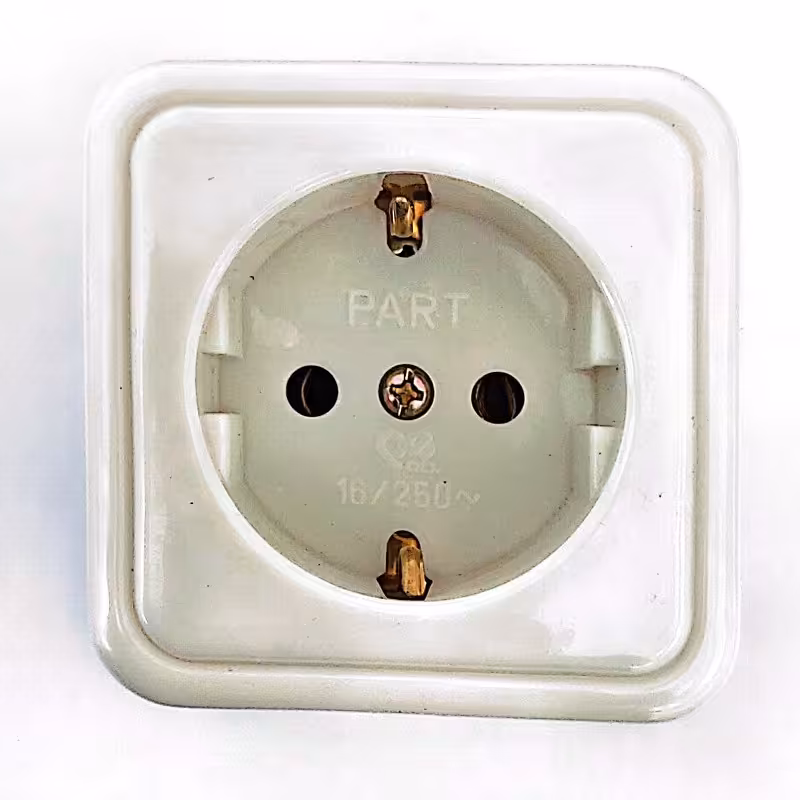 پریز روکار ارت دار پارت با مغزی سرامیکی 