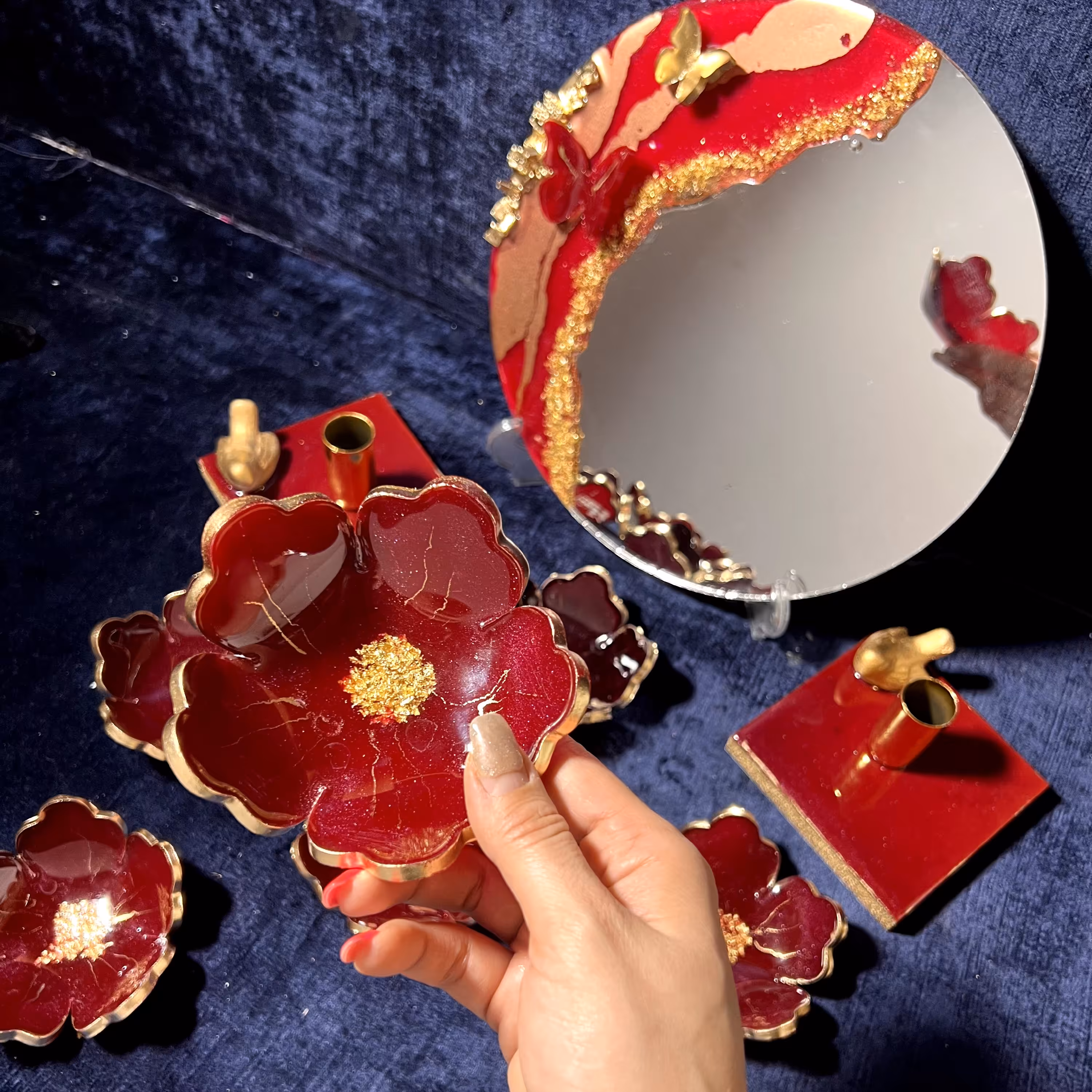 هفت سین رزینی طرح گل پنج پر سرخ با آینه و شمعدان 