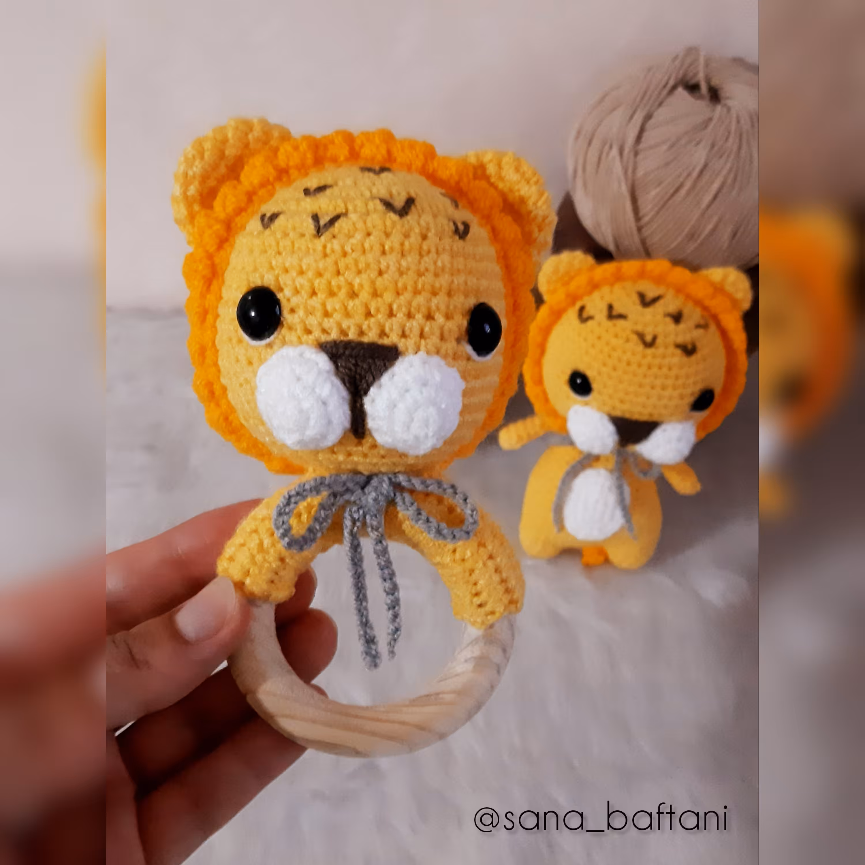 جغجغه بافتنی شیر بافته شده از نخ مرغوب وضدحساسیت ایرانی ودارای ترکیب رنگ زرد ونارنجی