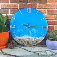 ساعت دیواری رزینی قطر 30 دستساز طرح دریا روشن با اعداد یونانی و موتور آرامگرد