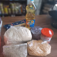 بسته ارزاق اقتصادی  شامل 7 قلم کالای اساسی ماکارونی برنج رب گوجه حبوبات روغن 