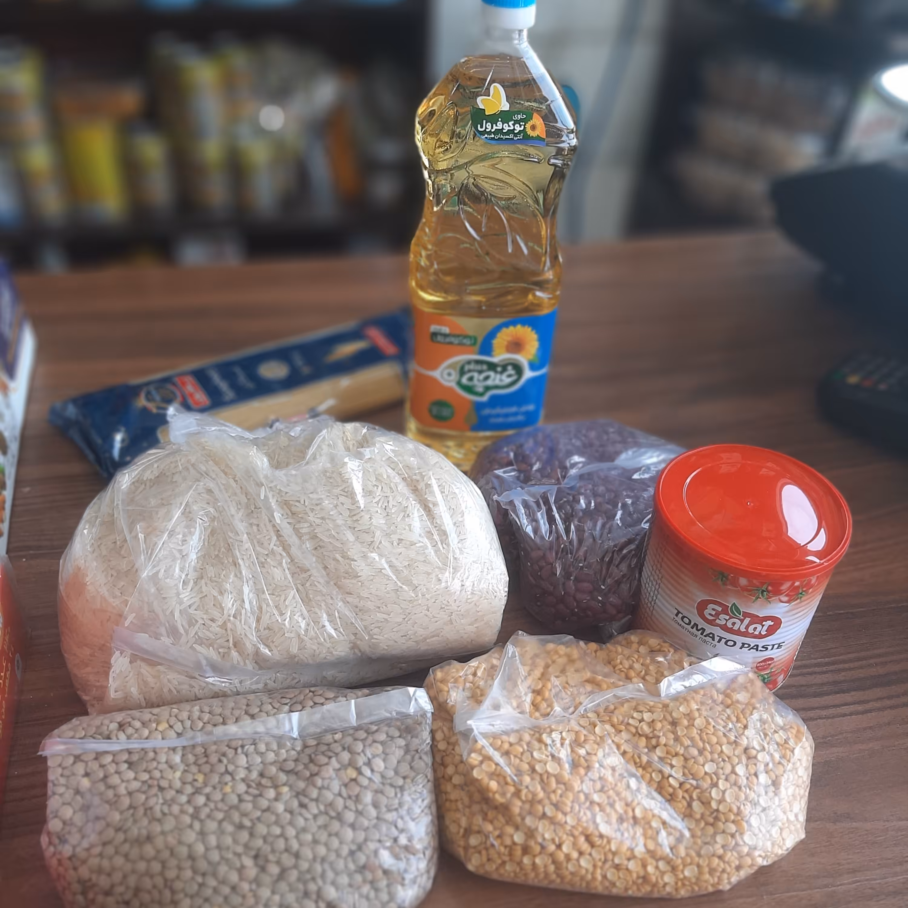 بسته ارزاق اقتصادی  شامل 7 قلم کالای اساسی ماکارونی برنج رب گوجه حبوبات روغن 