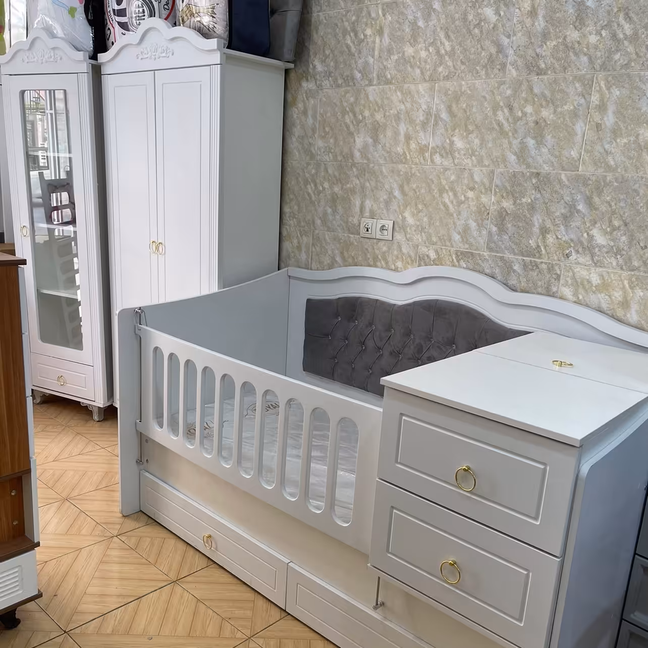 تخت و کمد نوزاد و نوجوان کاناپه ای سه تیکه (پس کرایه)