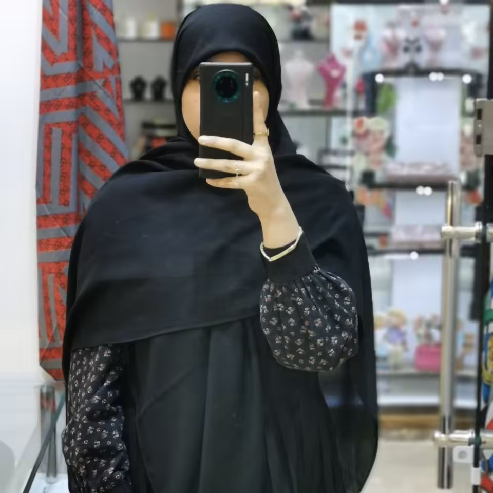 روسری حریرکرپ سایز140 کیفیت عالی مناسب 4فصل  رنگ بندی دارد دورچرخ دوز