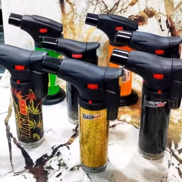 فندک و تورچ مناسب برای رزین . با حرارت قوی برای از بین بردن حبابها رزین