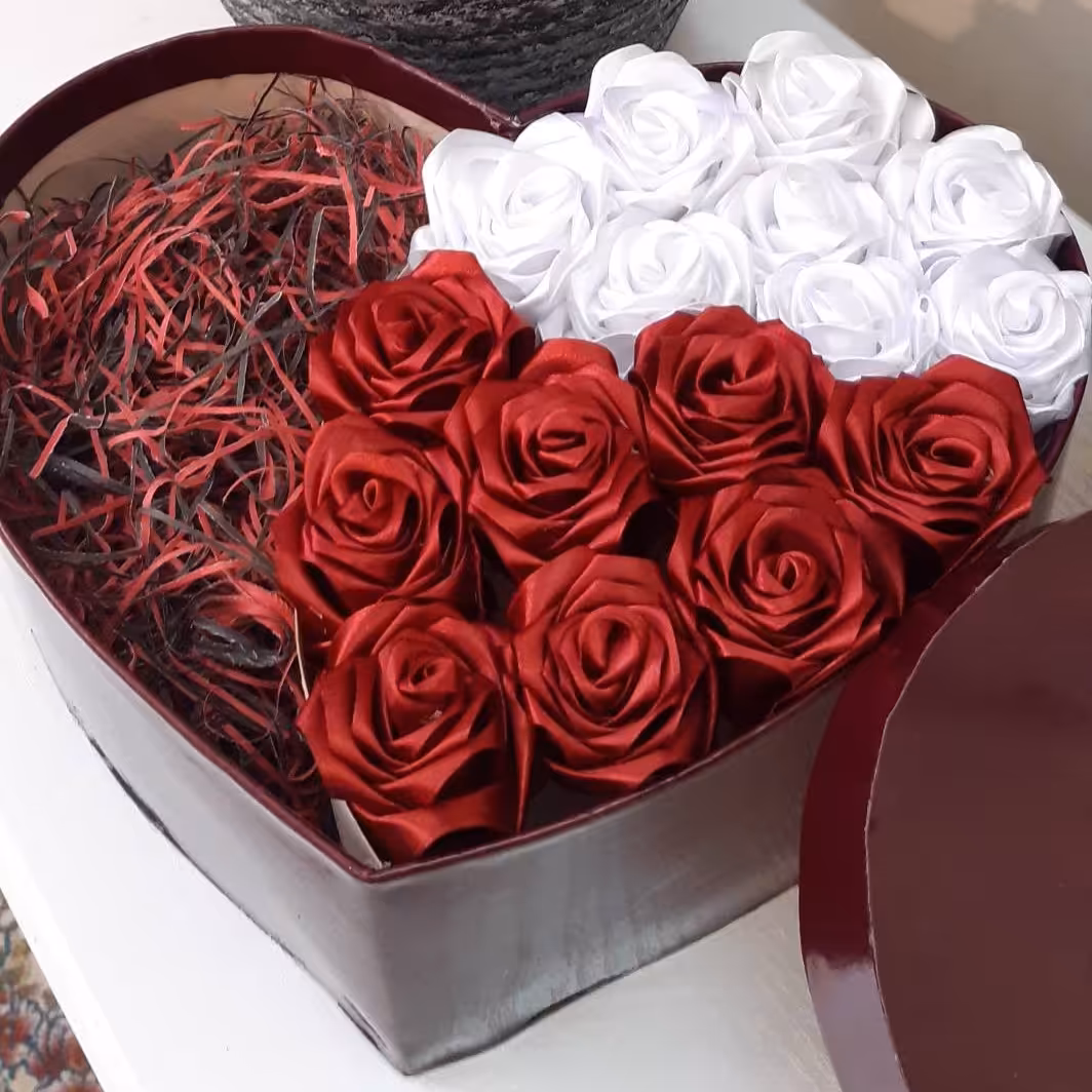 باکس گل ربانی جلدلد چرم دارای درب مناسب برای هدیه دادن