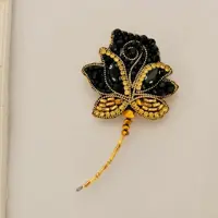 سنجاق سینه جواهردوزی گل رز مشکی