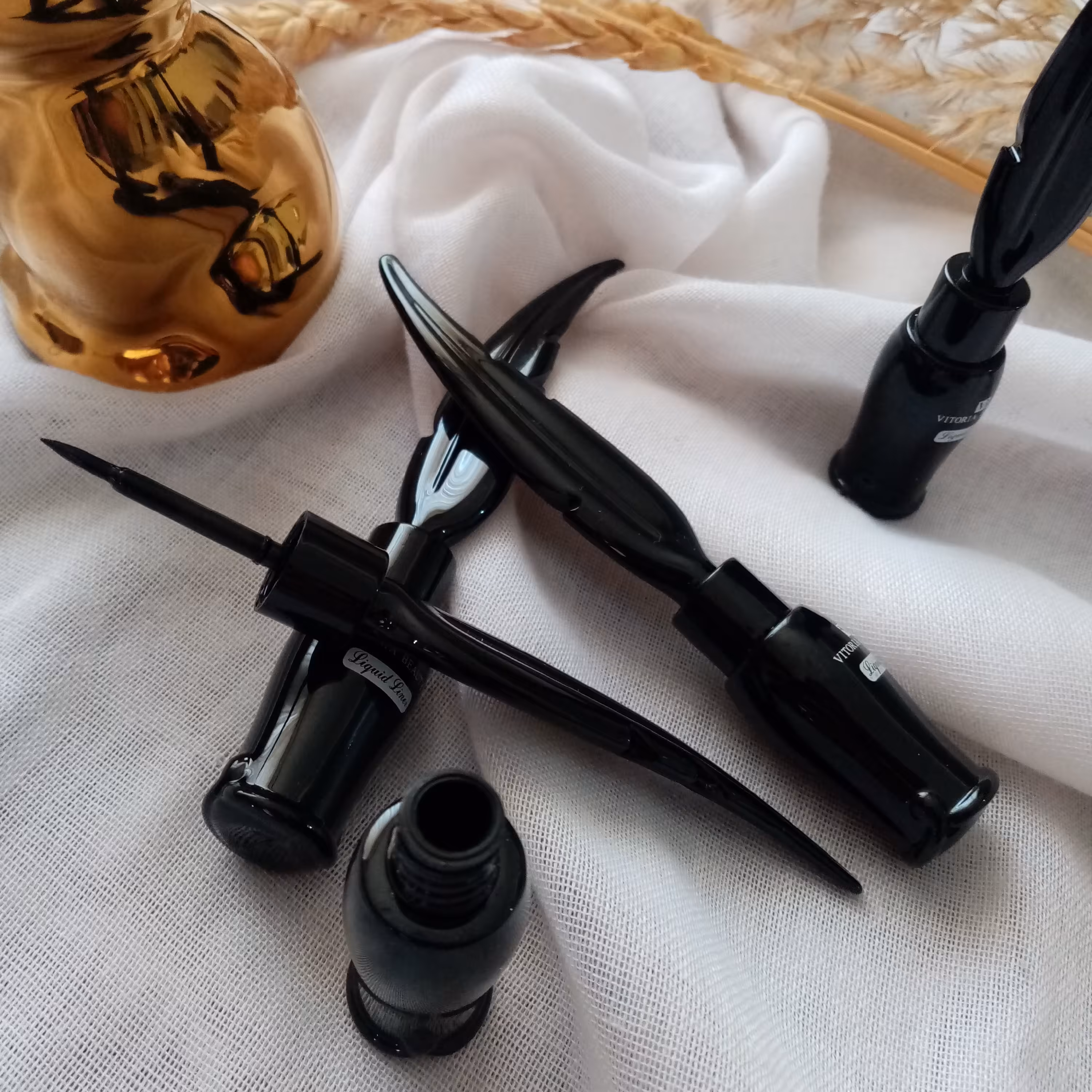 خط چشم ماژیکی مشکی طرح پر خوش دست ب راحتی میتونی خط چشم های زیبا بکشی