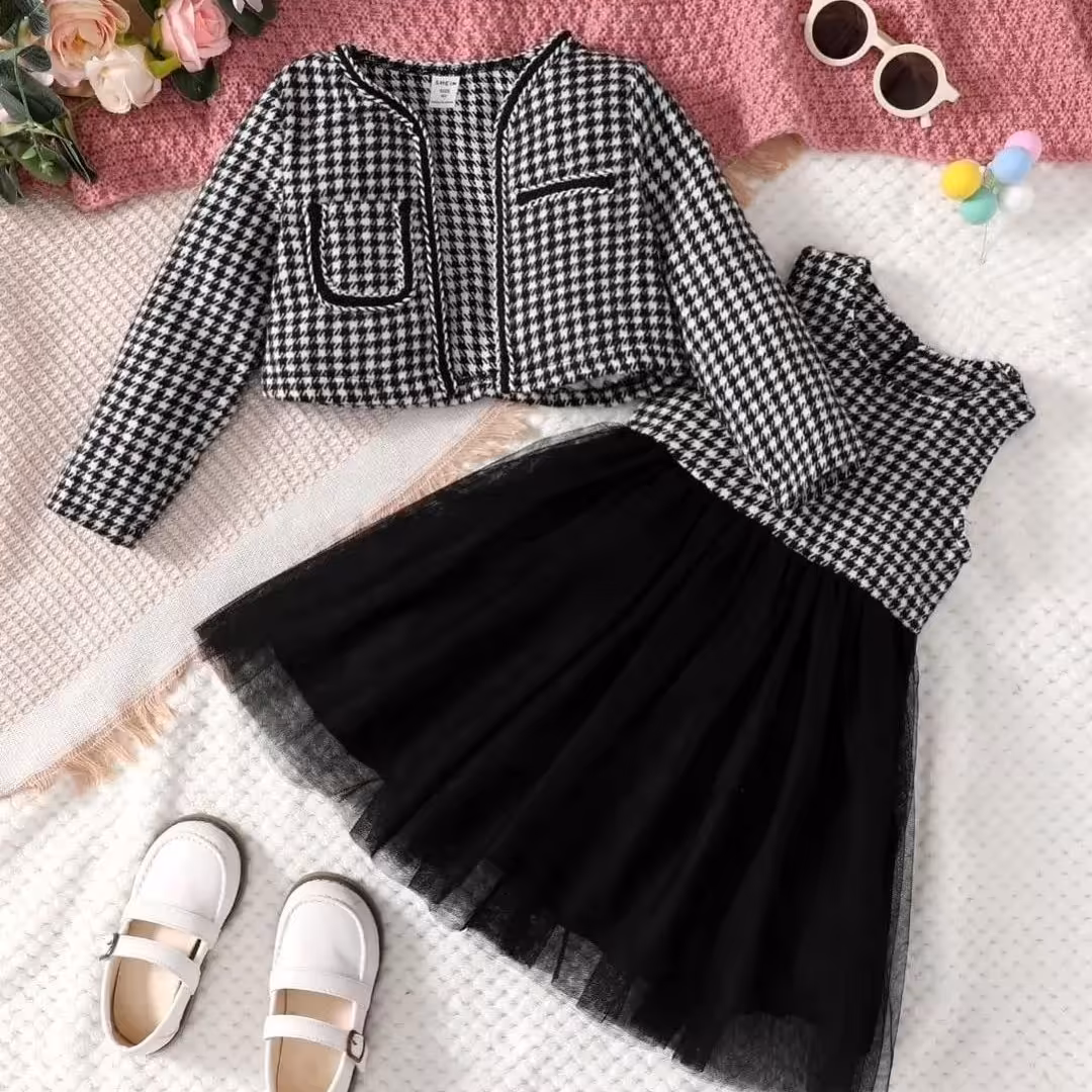 ست دو تکه کت و پیراهن مجلسی بسیار شیک جنس قابل اجرا با پشم یا کرپ یا پیجازی و غیره در طرح و تیپ دلخواه قابل سفارش است 