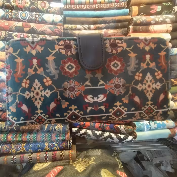 کیف پول سنتی مخمل جای کارت پول و گوشی موبایل دارای یک زیپ و یک دکمه
