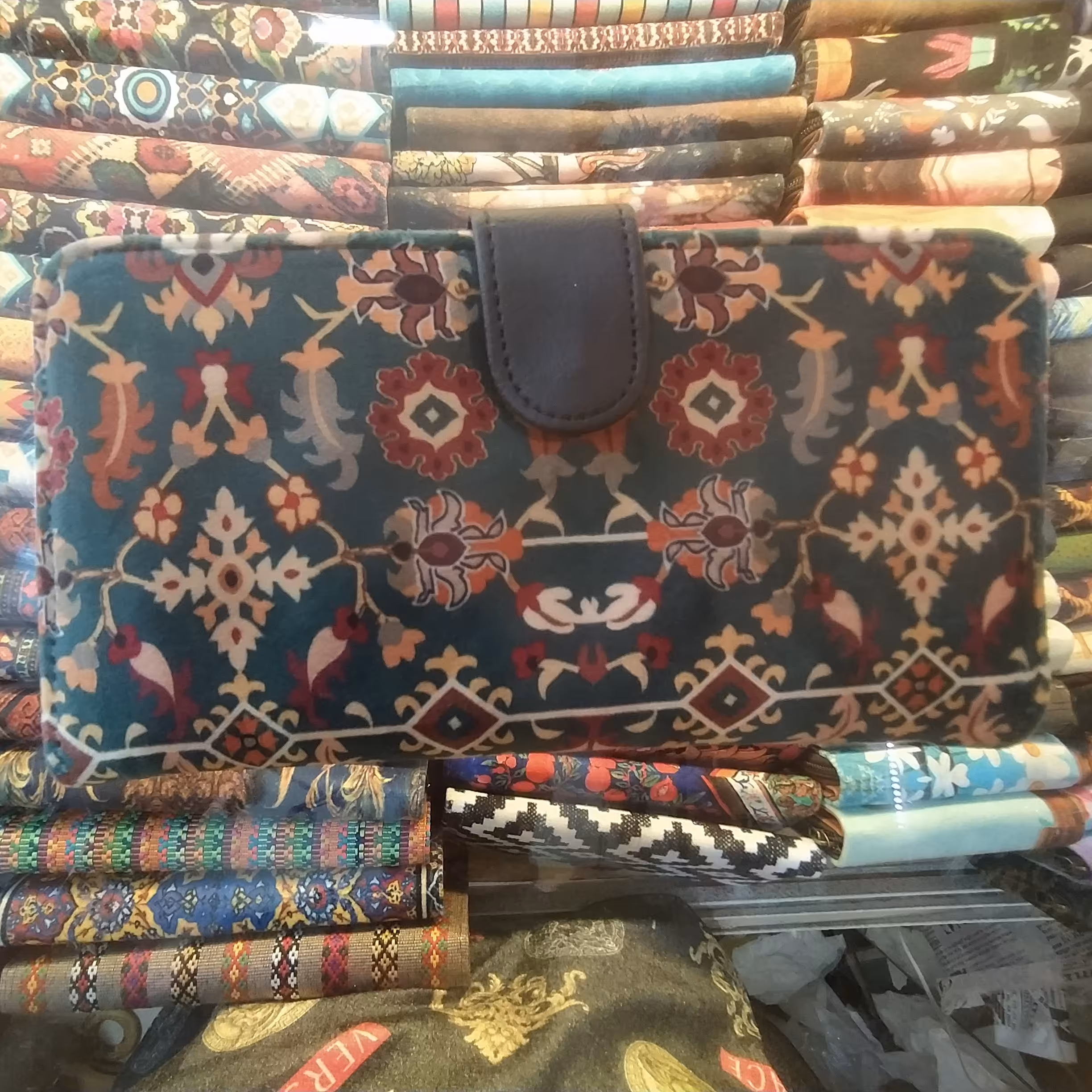 کیف پول سنتی مخمل جای کارت پول و گوشی موبایل دارای یک زیپ و یک دکمه