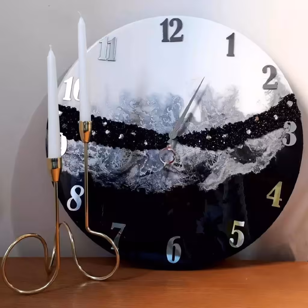 ساعت  دیواری رزینی سفید مشکی نقره ای قطر 50 سانتی