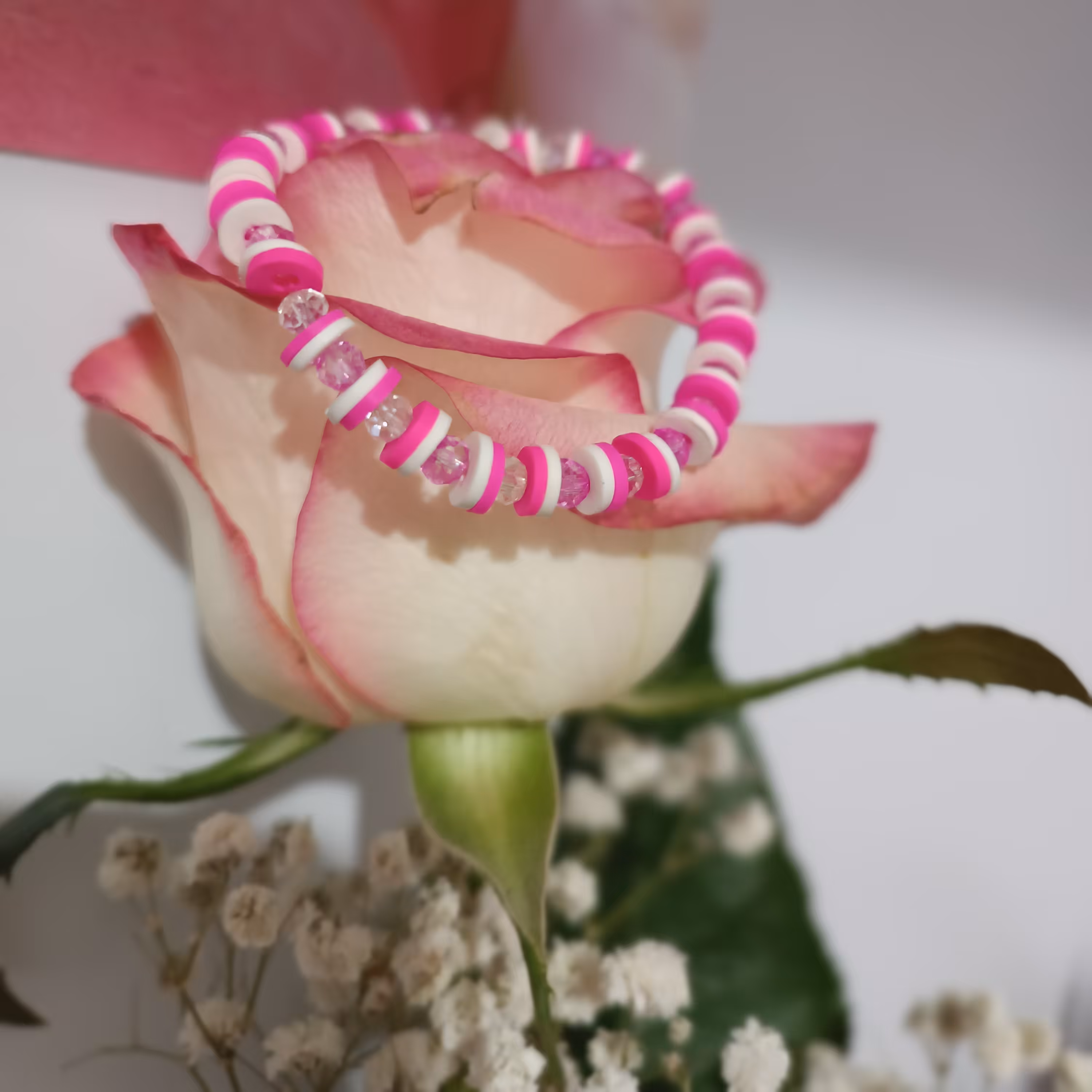 دستبند شیک و ساده هستش به رنگ صورتی این دستبند به درد  کسایی می خوره که ساده پوش هستن 