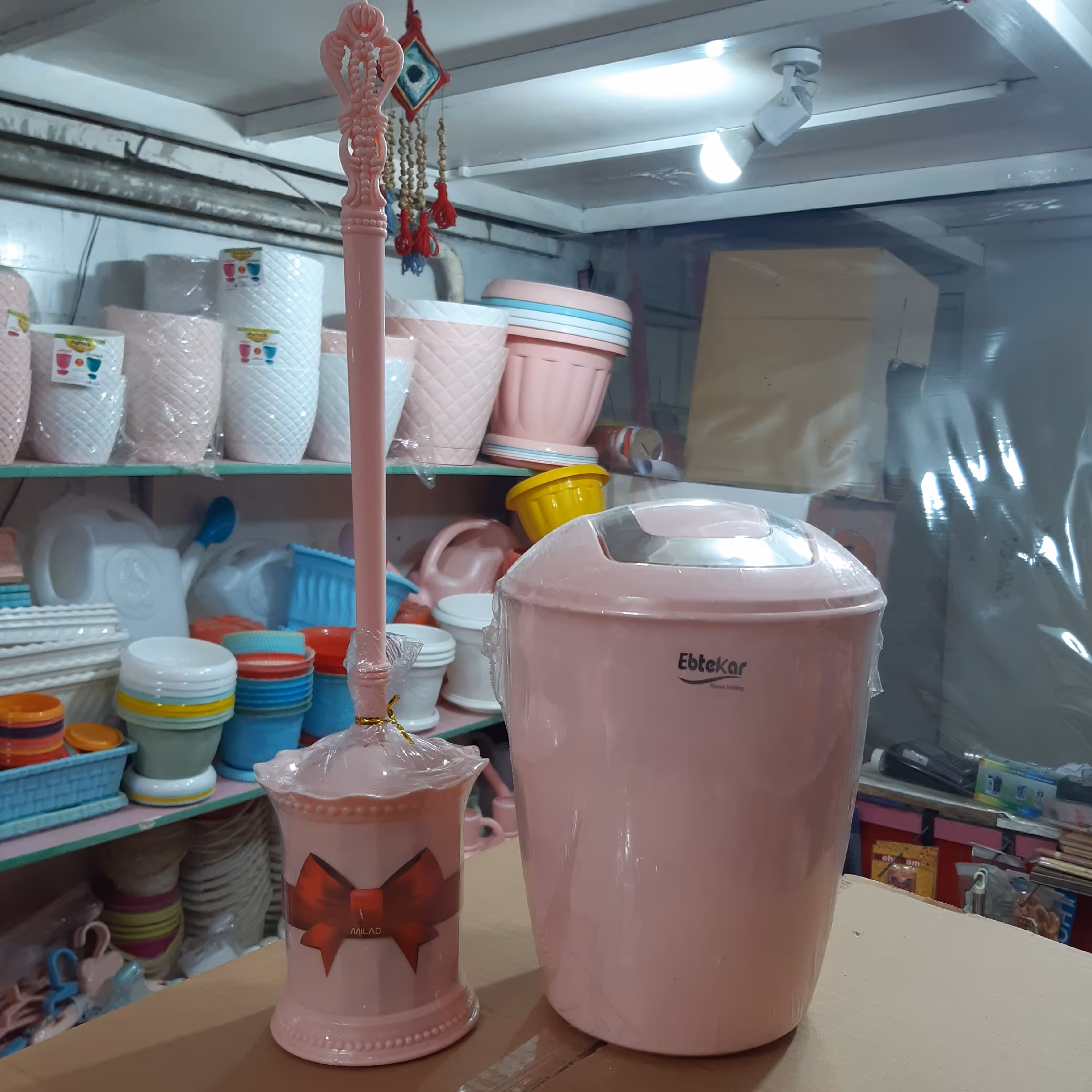 سطل و فرچه بادبزنی