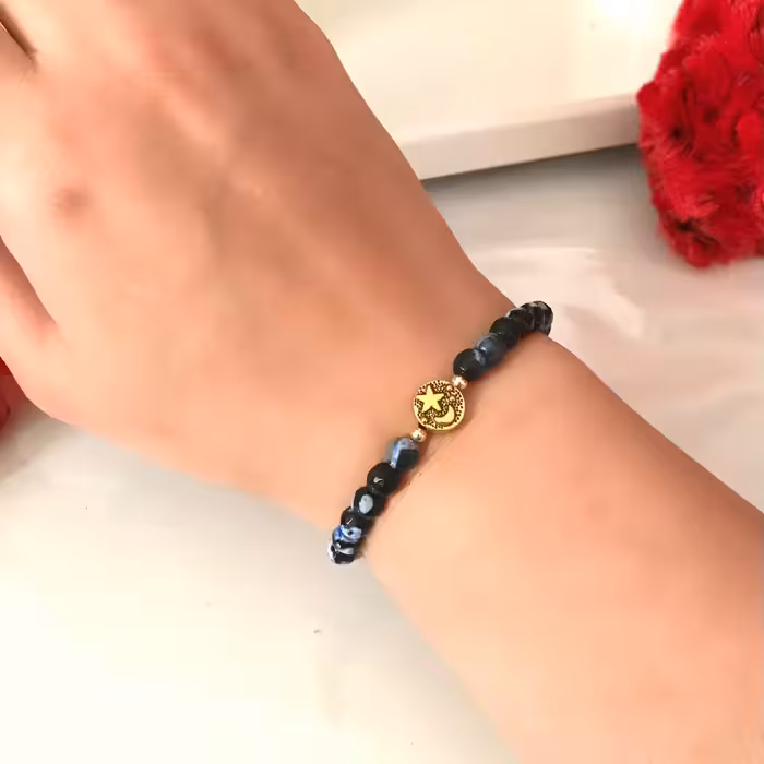 دستبند مهره ای رگه دار با پلاک ماه و ستاره