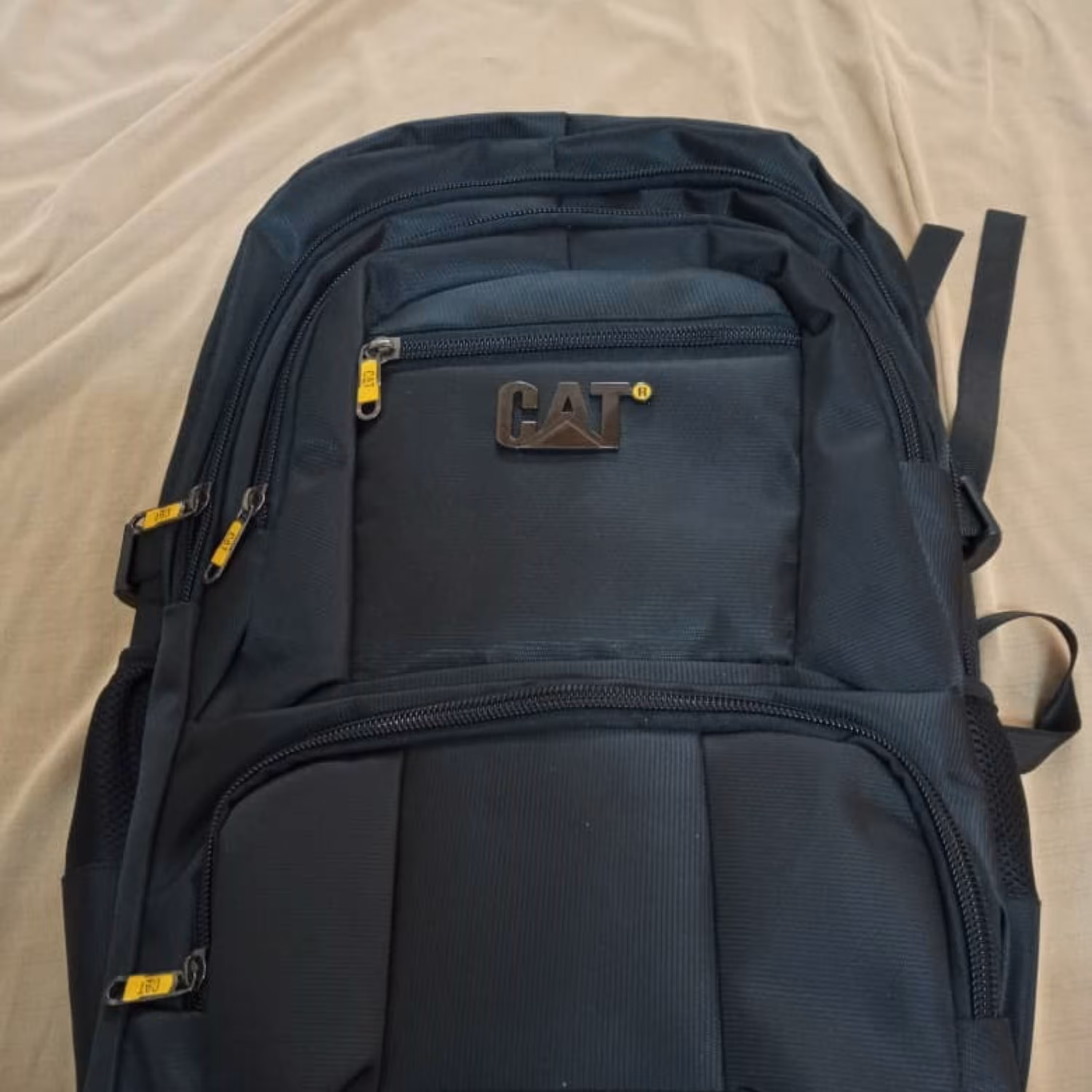 کوله پشتی سایز  بزرگ دارای محفظه لب تاب و سیم هندزفری و یو اس بی