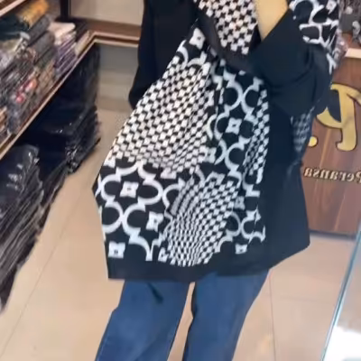 شال نخی سفید ومشکی منگوله دار