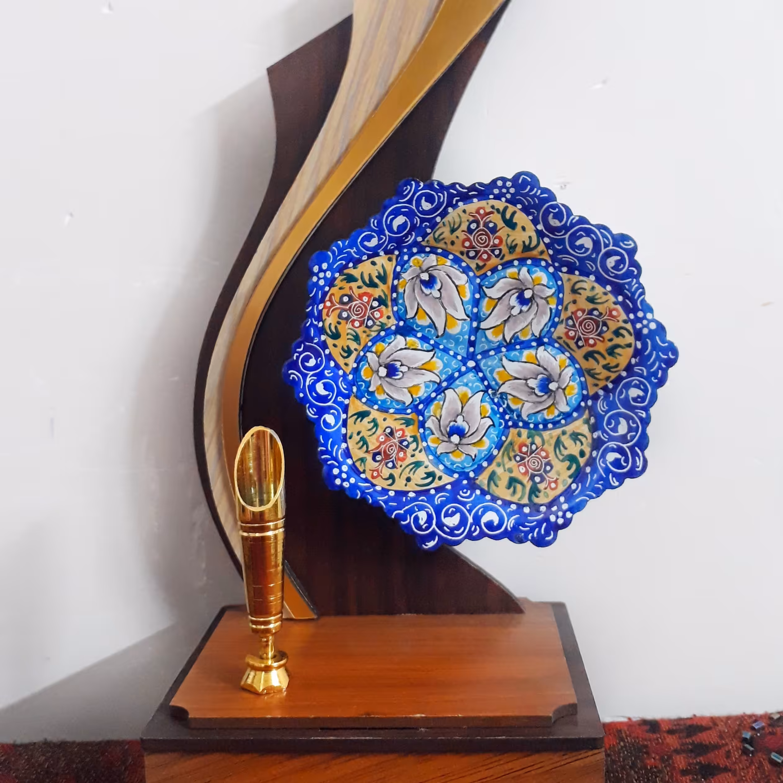 جاقلمی  جنس جا قلمی از چوب هستش که بسیار ظریف وزیبا طراحی شده وبایک بشقاب مینا ک