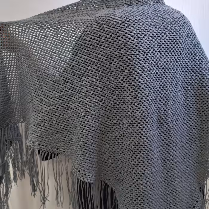 اشارپ دست بافت ریشه دار.رنگ طوسی ،بلند و عریض