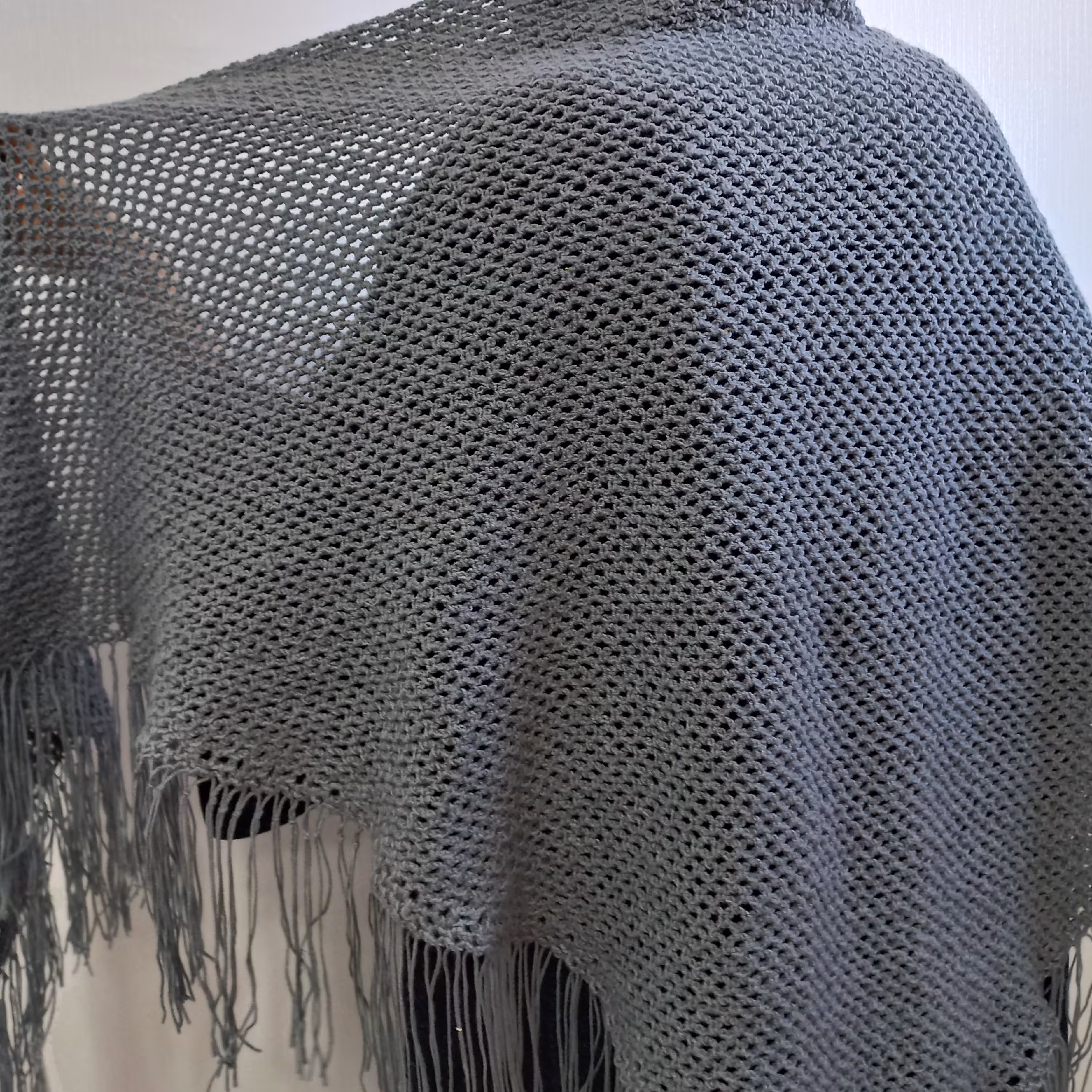 اشارپ دست بافت ریشه دار.رنگ طوسی ،بلند و عریض