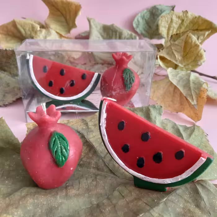 ست دوتایی انار و قاچ هندوانه زیبایی و روشنایی رابه محفل گرم شب بلند یلدا هدیه میدهند.با فیتیله بلند و پارافینی