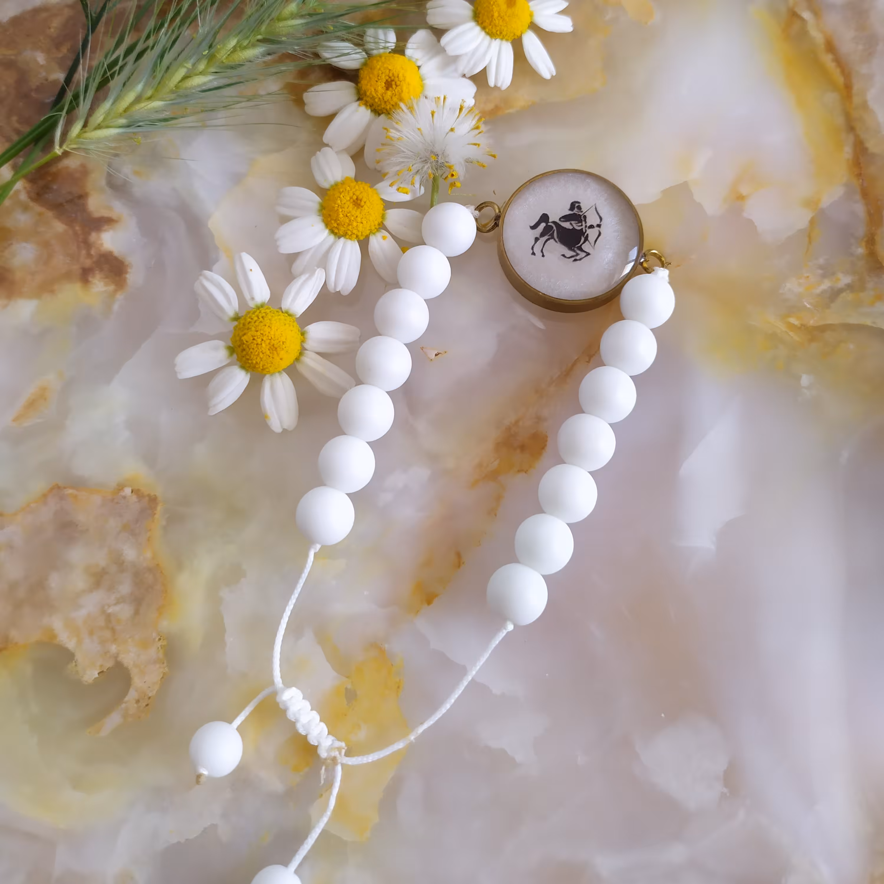 دستبند رزینی نماد ماه تولد آذر 