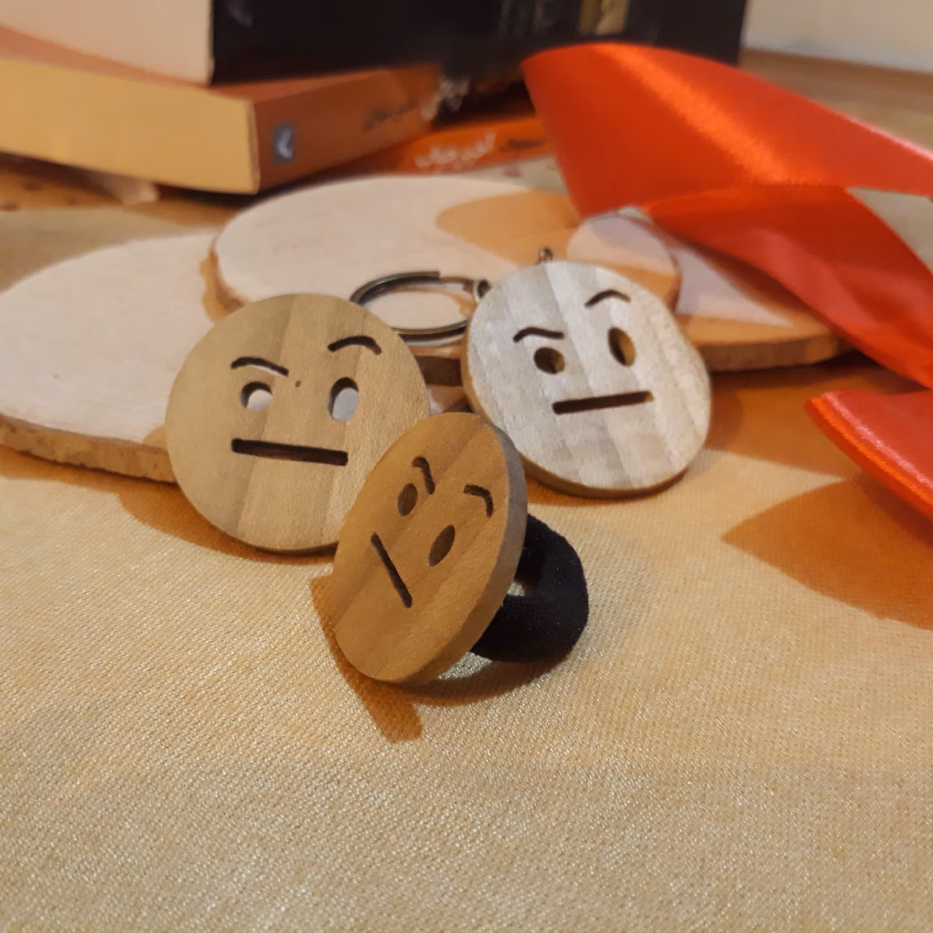 ست دستساز جا سوئیچی و پیکسل و کش مو چوبی طرح ایموجی-6