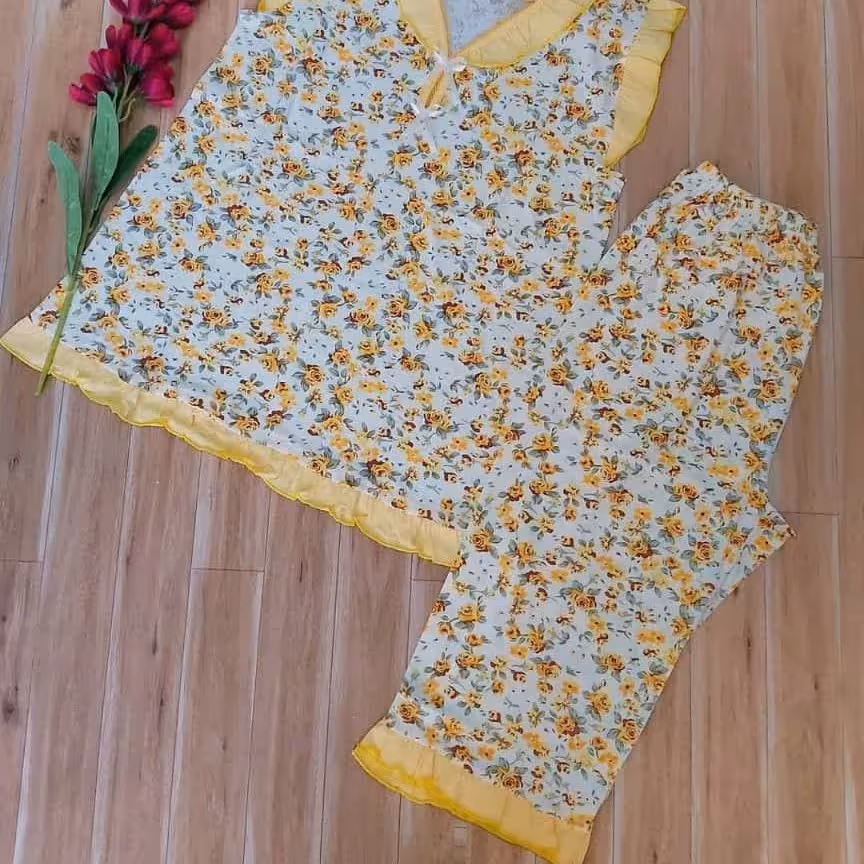 تاپ و شلوارک زنانه و دخترانه کد(137)گل درشت رنگ زرد