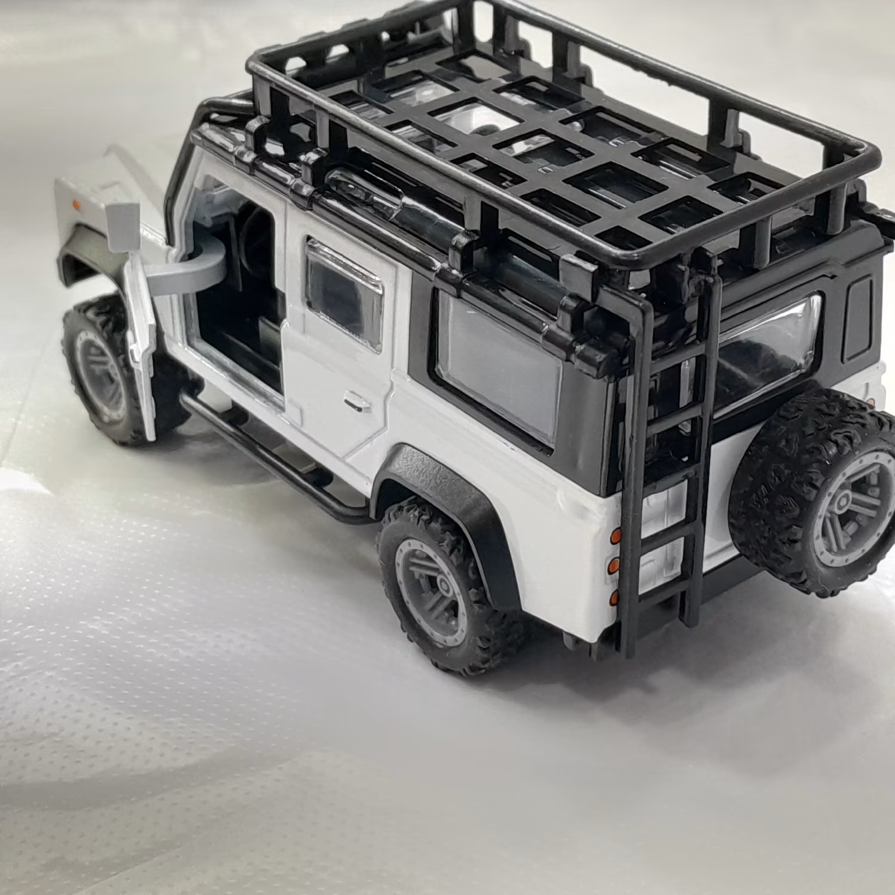 ماشین فلزی لندرور  دیفندر کمپر آفرود توریستی پاگندهLANDROVER رنگ سفید درب باز شو چراغدار وموزیکال 